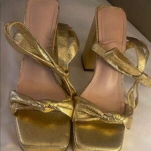 Stylish Gold Heels with Thick Heel and Decorative Bow